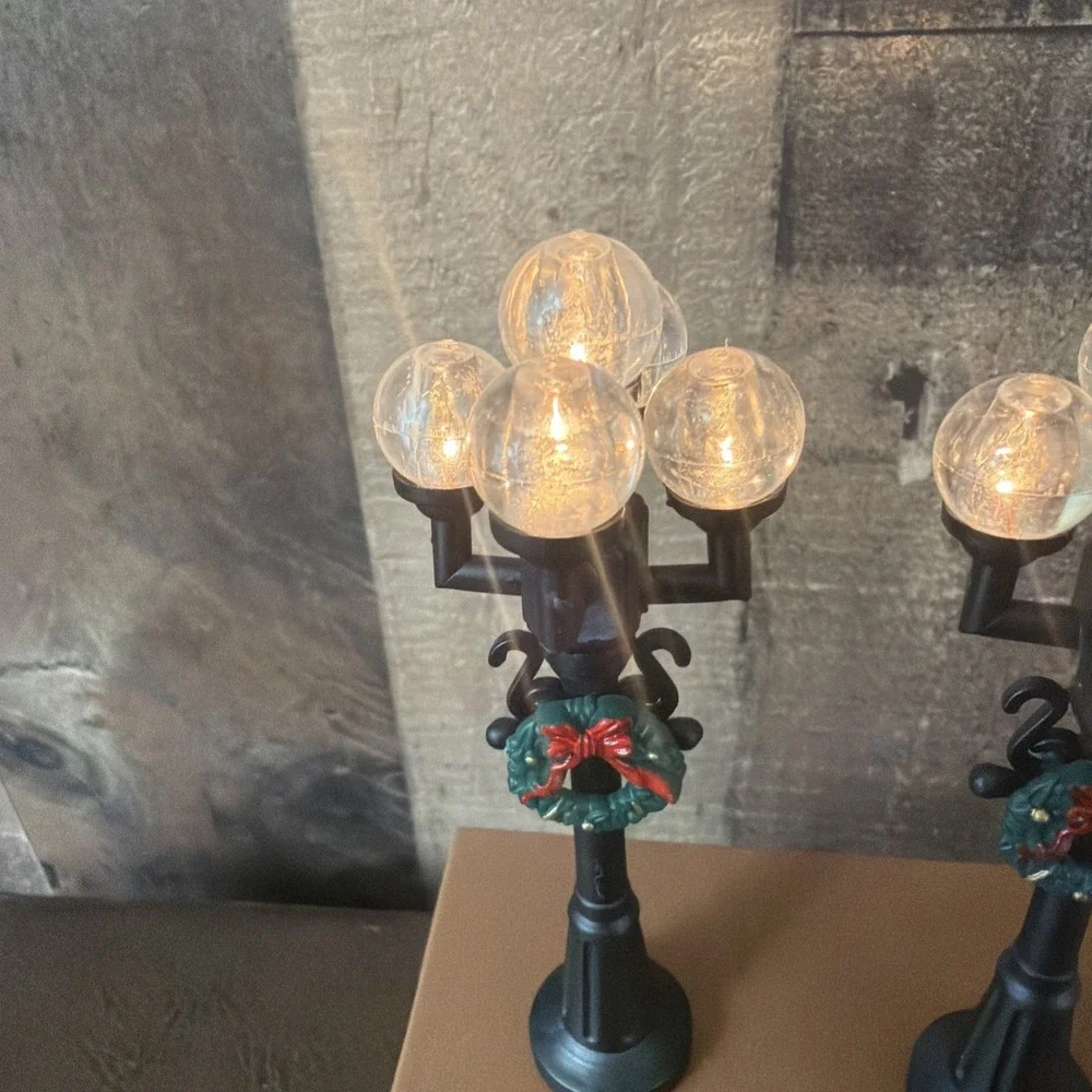 Vtg 1992 Christmas Valley Five Globe Streetlamp Wreath Set‎ of 2 Village Works